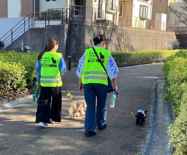 わんわんパトロールのビブスとパトロールの様子