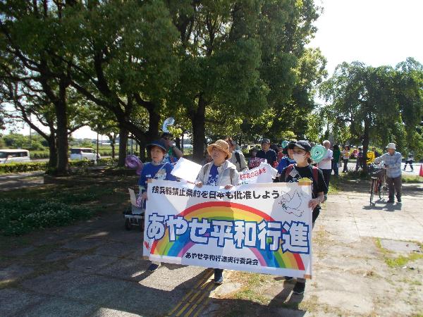 平和行進に出発する行進団の皆さん