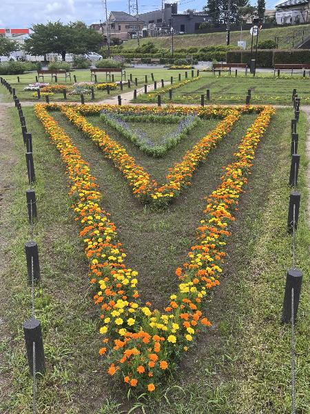 トライアングルに整えられた鮮やかな花壇