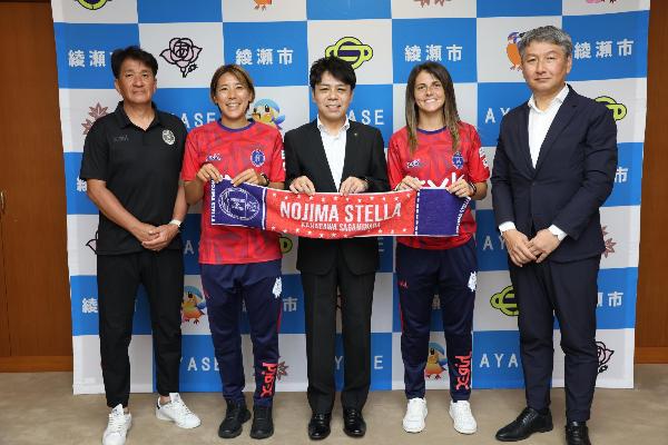 集合写真(左から小笠原監督、岸川選手、橘川市長、パオラ選手、馬場社長)