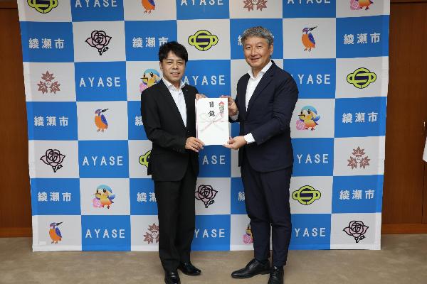 目録贈呈（左から橘川市長、馬場社長）