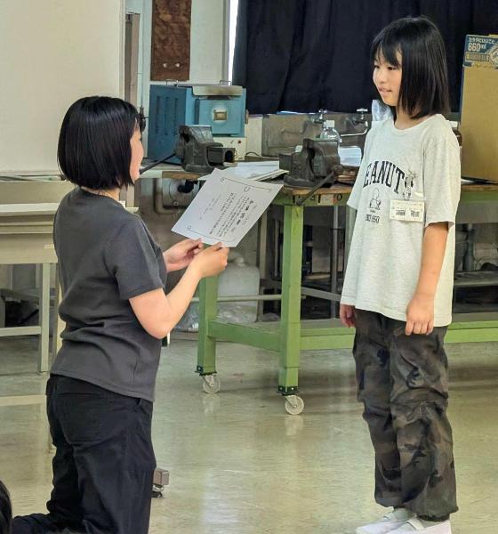 参加者へ修了証を授与している様子
