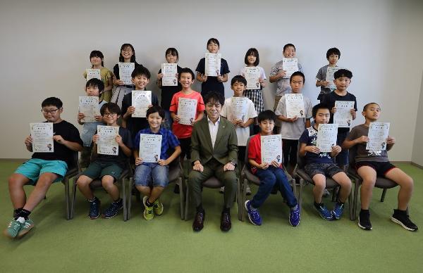 市長とあやせっ子平和学習生の記念撮影の様子