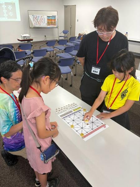 低学年クラスでバグチャルを体験する様子
