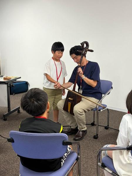 中学年クラスで馬頭琴を演奏する様子
