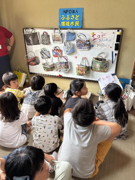 新聞バッグを作る様子