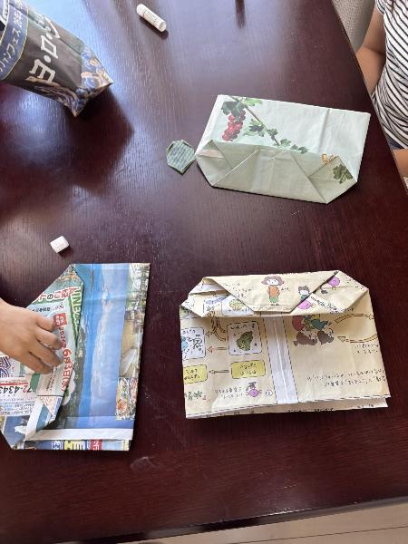 新聞バッグを作る様子