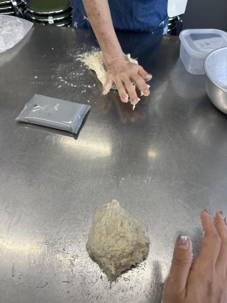 生地をこねる様子