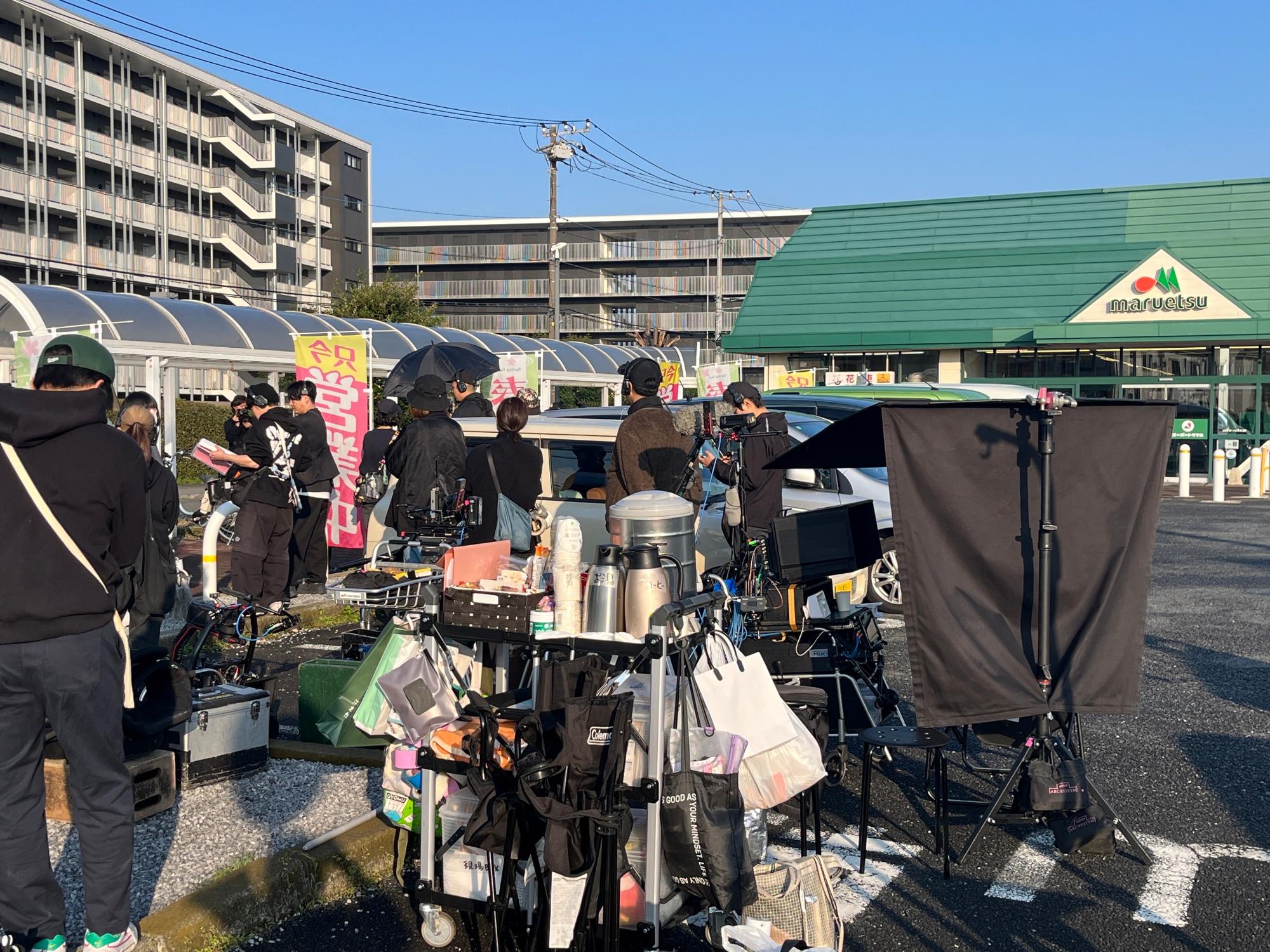 マルエツ綾瀬店前での撮影風景