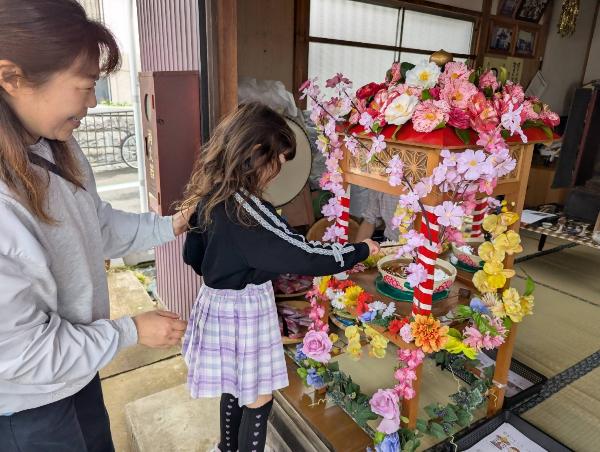 お釈迦さまに甘茶をかけている様子