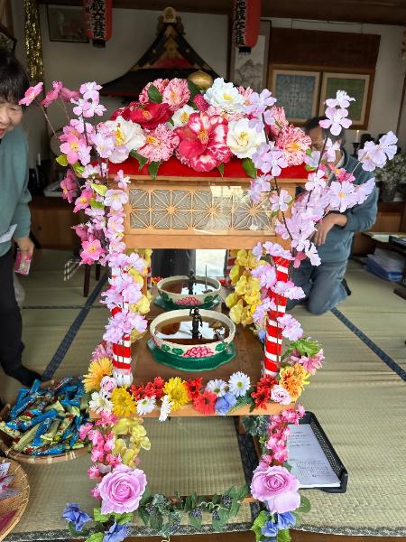 地域の方が持ち寄った花が並んだお堂