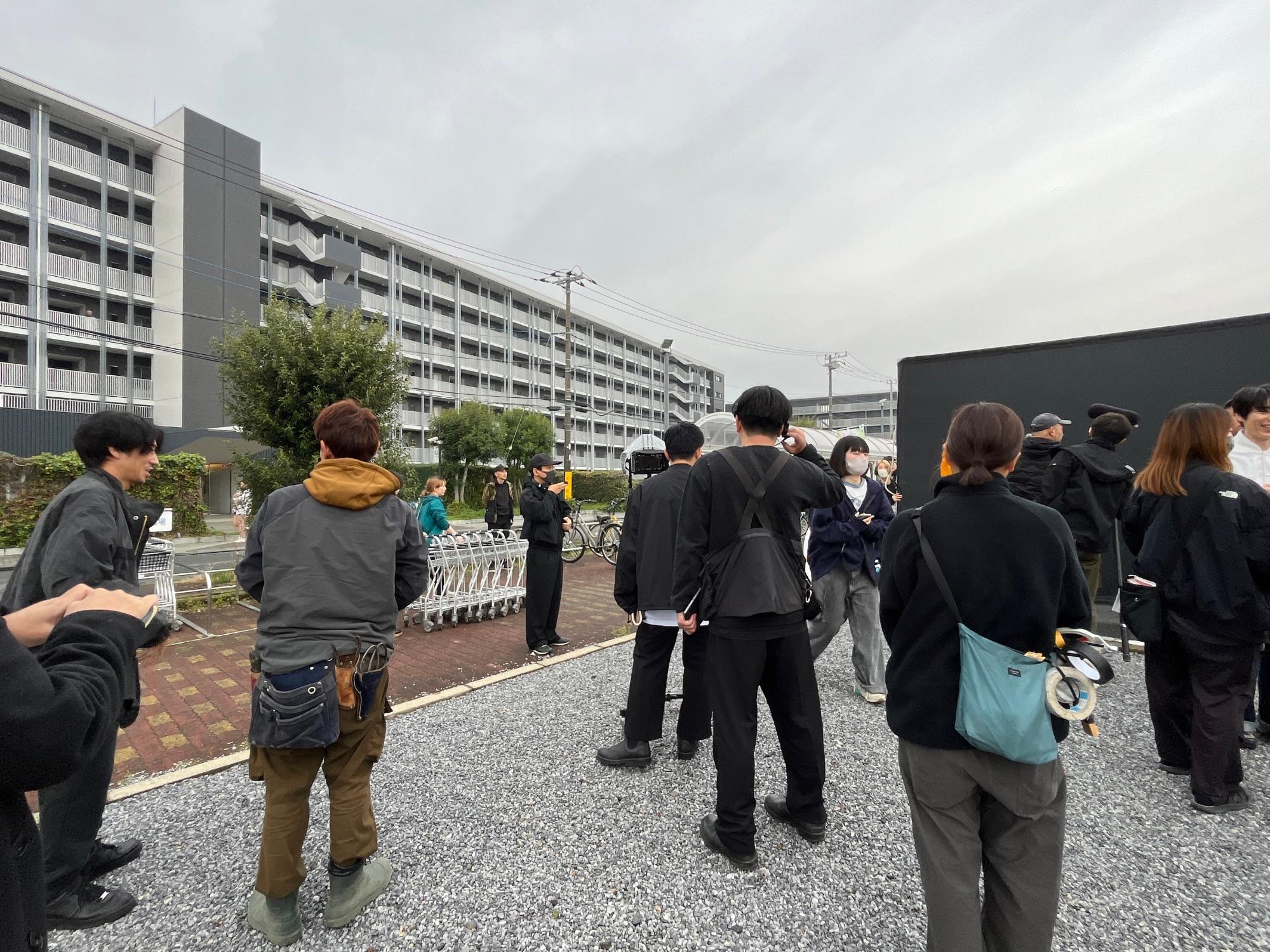 マルエツ綾瀬店前での撮影風景