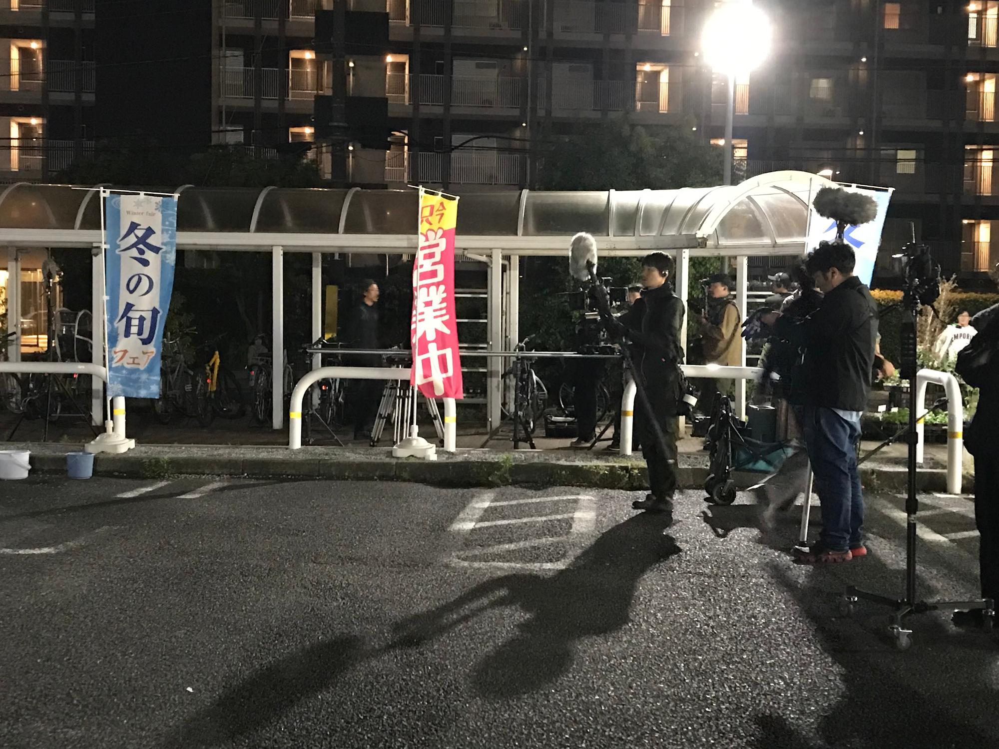 マルエツ綾瀬店前での撮影風景