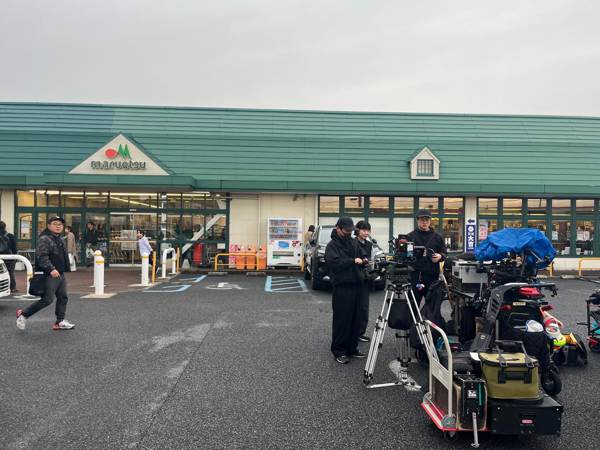 マルエツ綾瀬店前での撮影風景