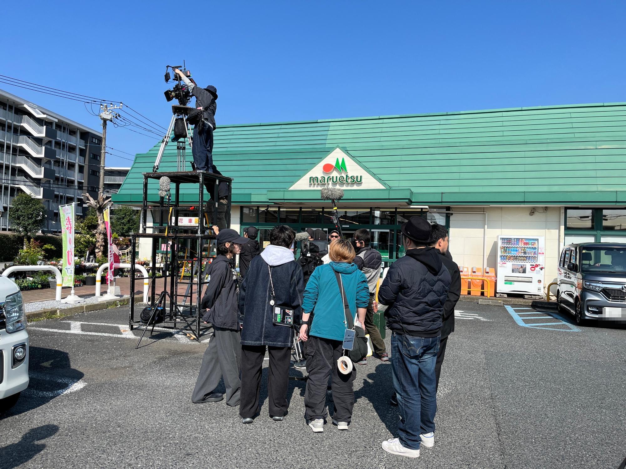 マルエツ綾瀬店前での撮影風景