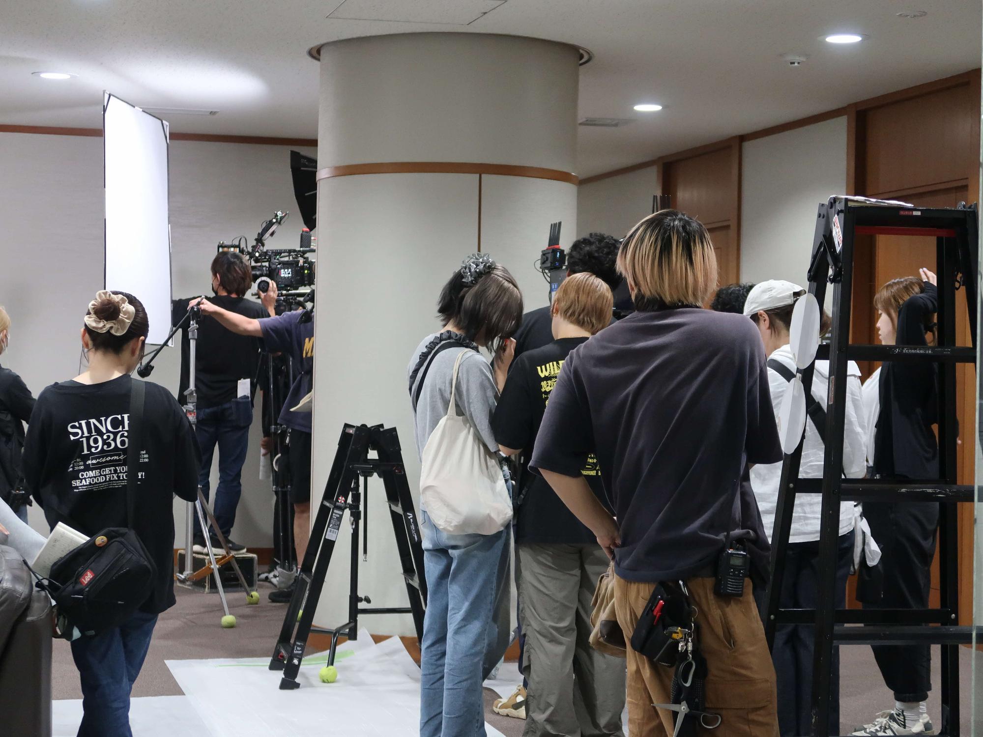 市役所議会棟での撮影風景