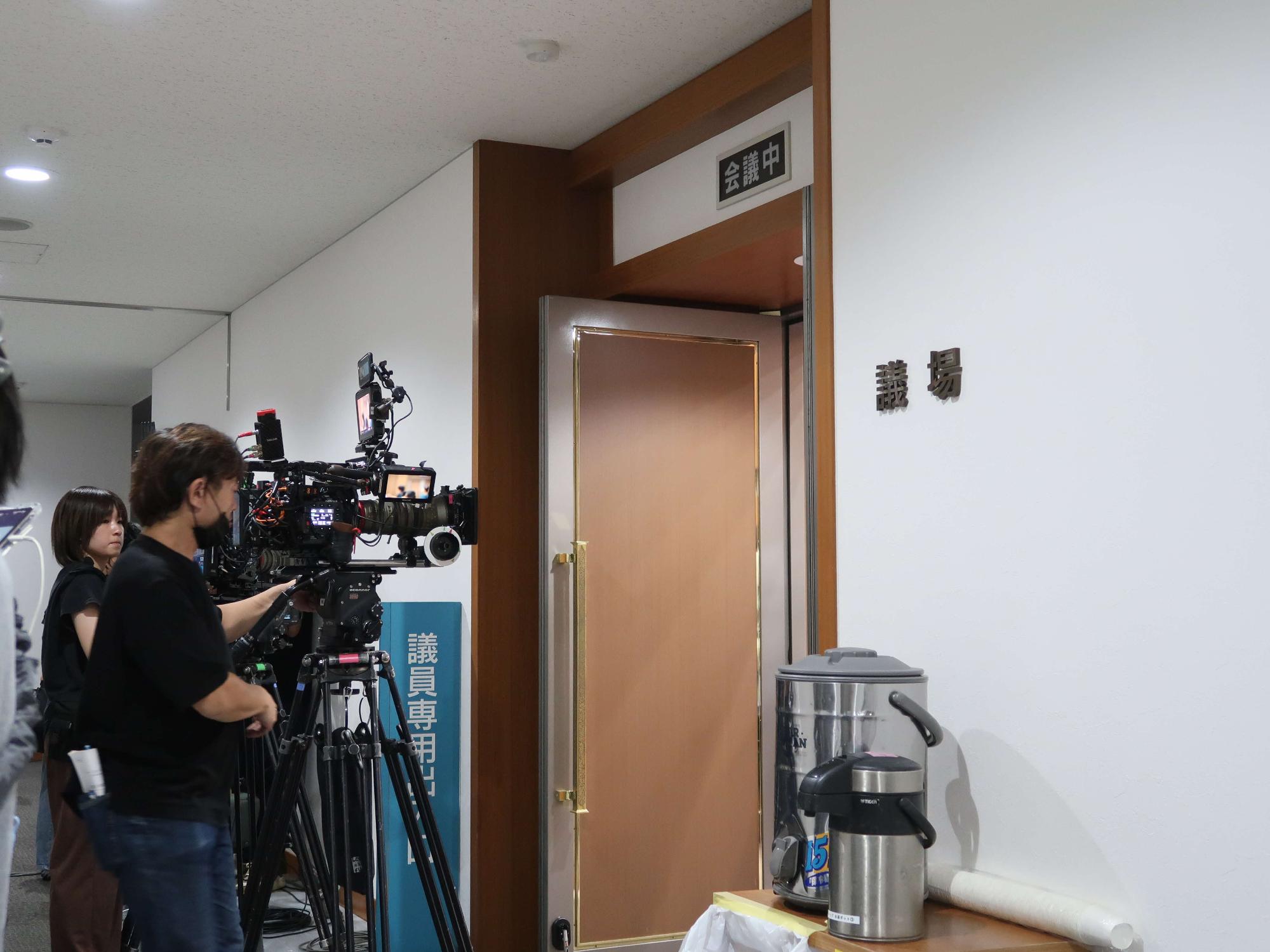 市役所議会棟での撮影風景