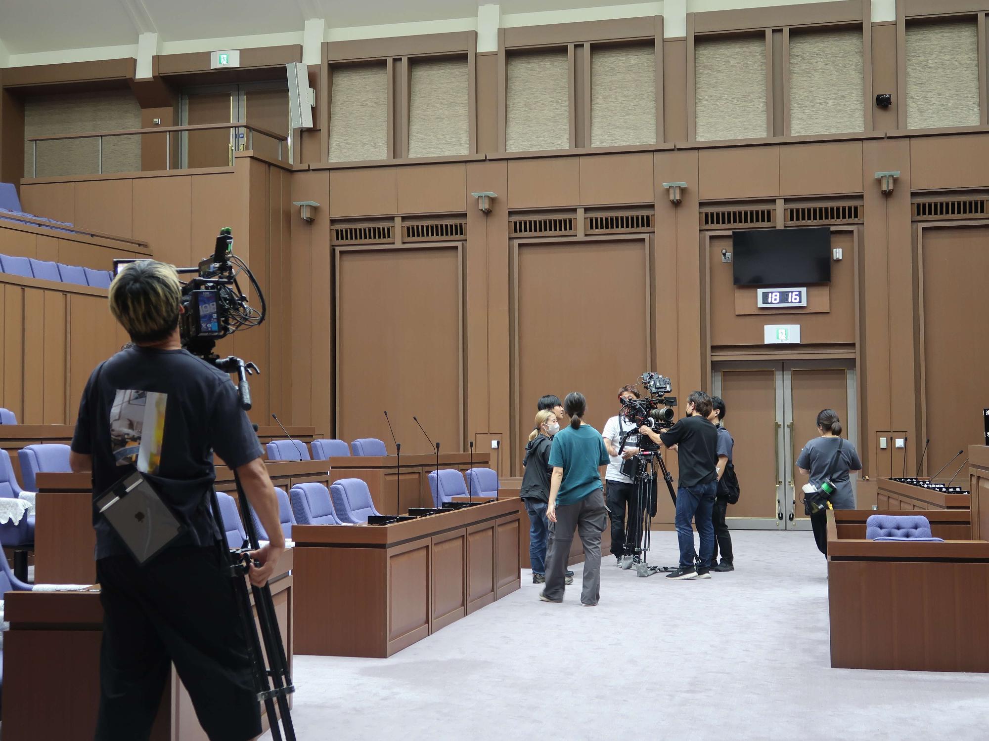 市役所議会棟での撮影風景