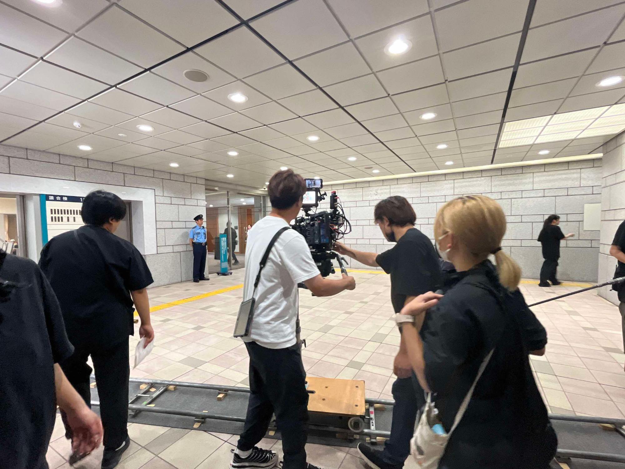 市役所議会棟での撮影風景