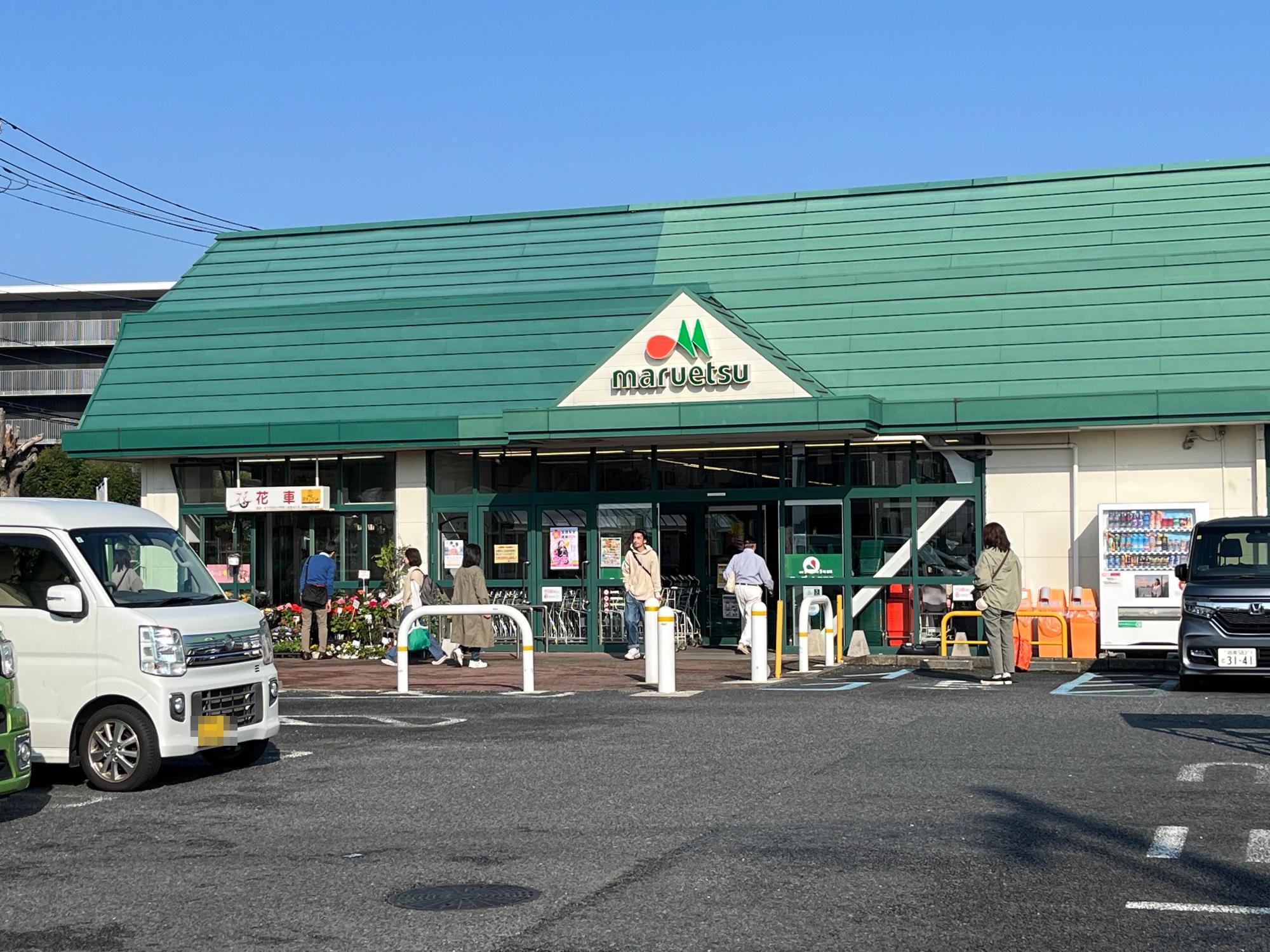 マルエツ綾瀬店前での撮影風景（市民エキストラのみなさん）