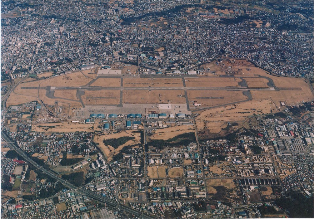 広大な敷地の厚木基地を上空から撮影した写真