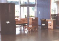 タンスや勉強机、テーブルなどが展示されている展示ホールの写真