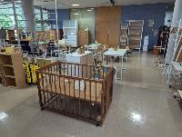 タンスや勉強机、テーブルなどが展示されている展示ホールの写真