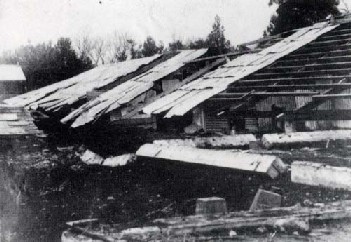建物の屋根が骨組みだけになっているのが分かる綾瀬小学校の白黒写真