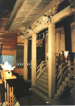 木造の作りで正面扉の前に階段が作られている五社神社本殿を右側から写した写真