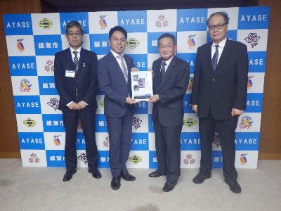 綾瀬市長への刊行報告