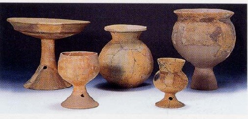 薄手で簡素に作られている高坏や壺型、鉢型の5種類の弥生土器の写真