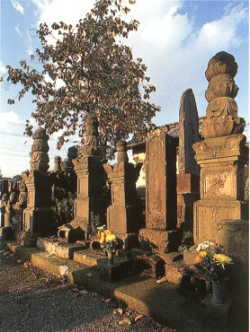 古い墓石が並んでいる大橋氏一族の墓石群の写真