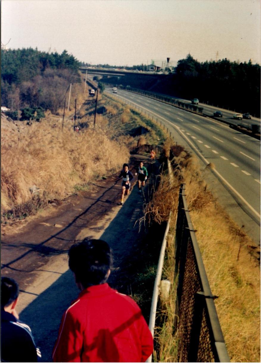昭和51年の庁内一周駅伝の様子（寺尾）