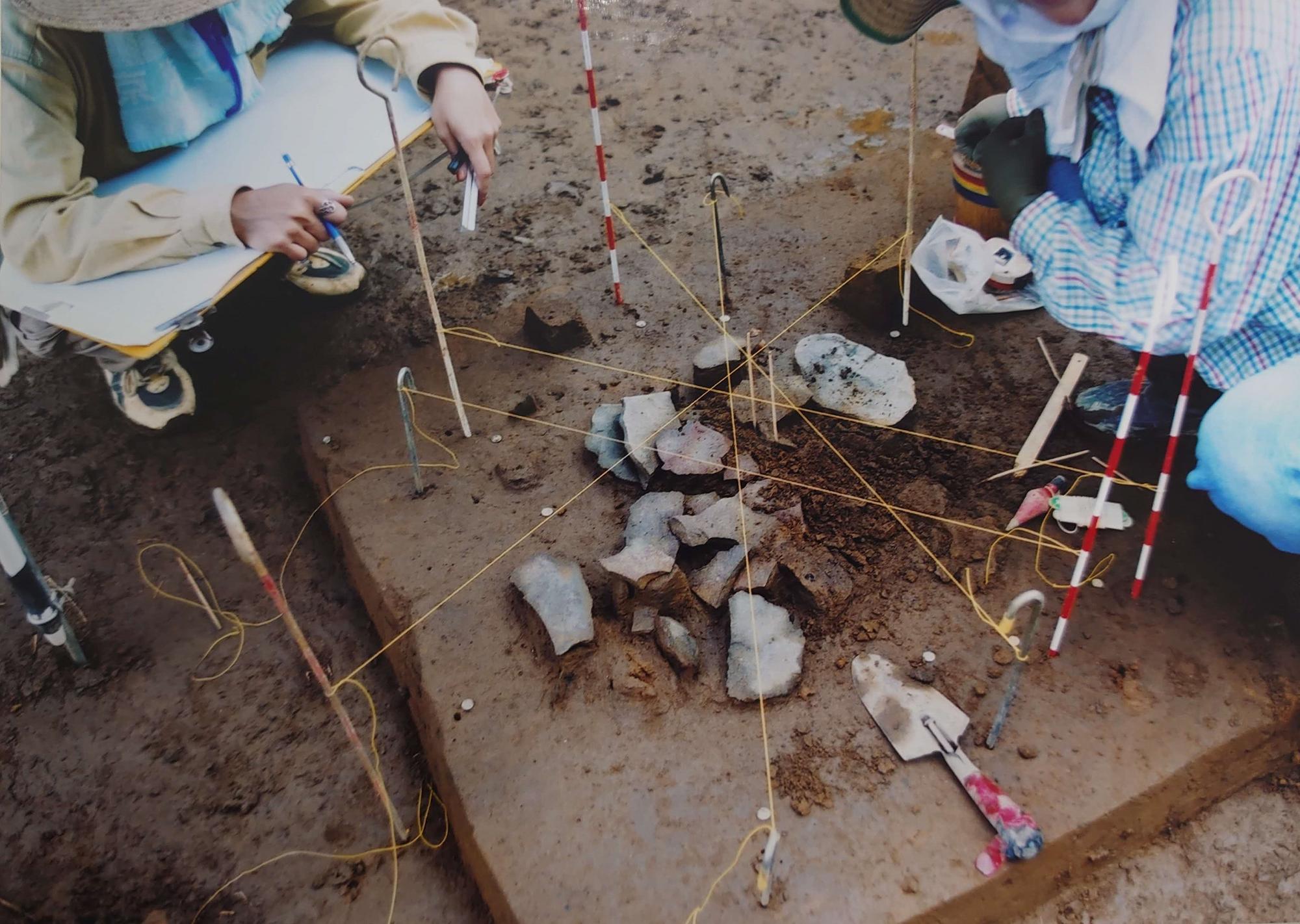 出土した石器の記録をしている様子