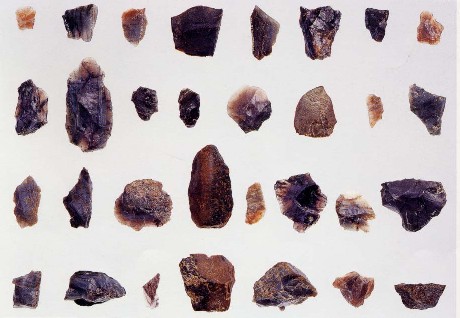 大小さまざまな31個の石器を写した写真