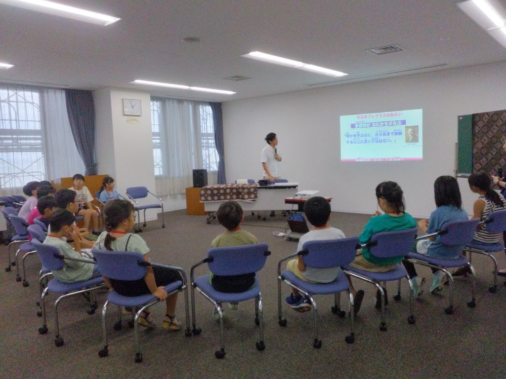 9月に行われた第1回あやせフレンドシップキッズの様子（壁に映し出されたスライドを見ながら、プレあやせフレンドシップキッズについて説明を受ける様子）