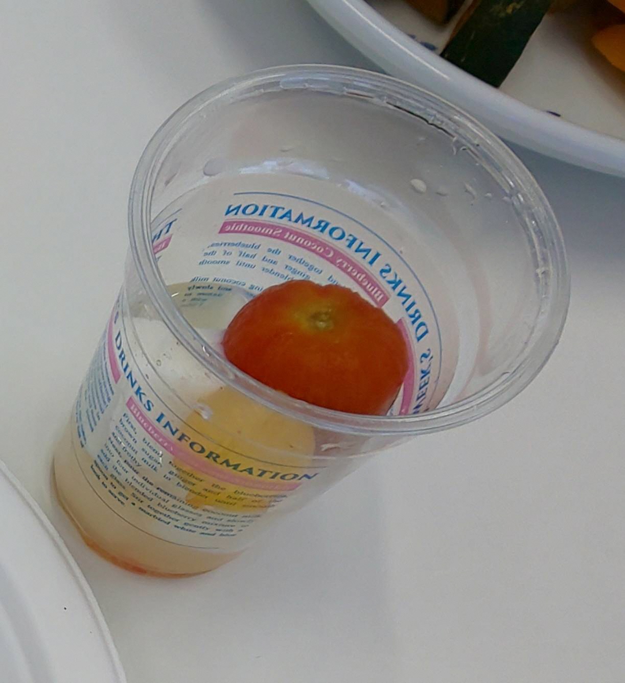 透明なカップに入ったミニトマト入りの夏の牛乳かんの写真