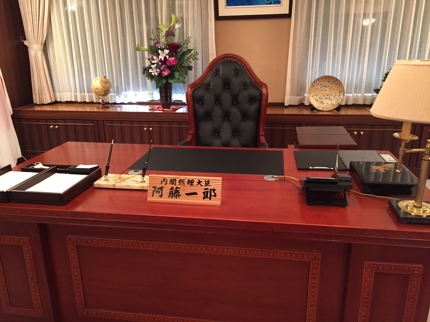 内閣総理大臣阿藤一郎と書かれた木札が置かれた立派な机を正面から写した写真