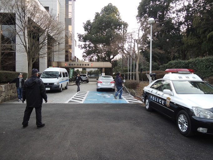 警視庁羽澄警察署の玄関前に警察車両が停まっている撮影風景の写真