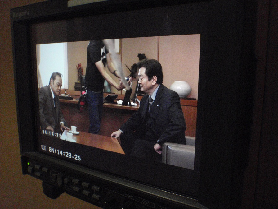 カメラの中に映し出された、西田敏行さんと大和田伸也さんの演技の写真