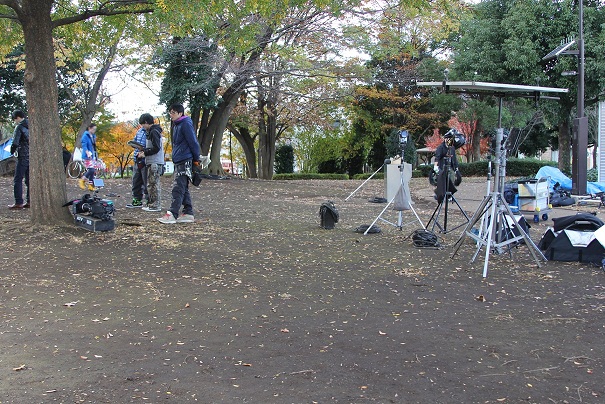 公園内に沢山の機材が置かれ、スタッフの方々が作業をしている様子の写真