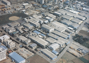 たくさんの建物が並ぶ工業団地を空撮した写真