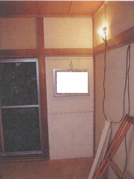 壁に補強パネルが設置されている写真