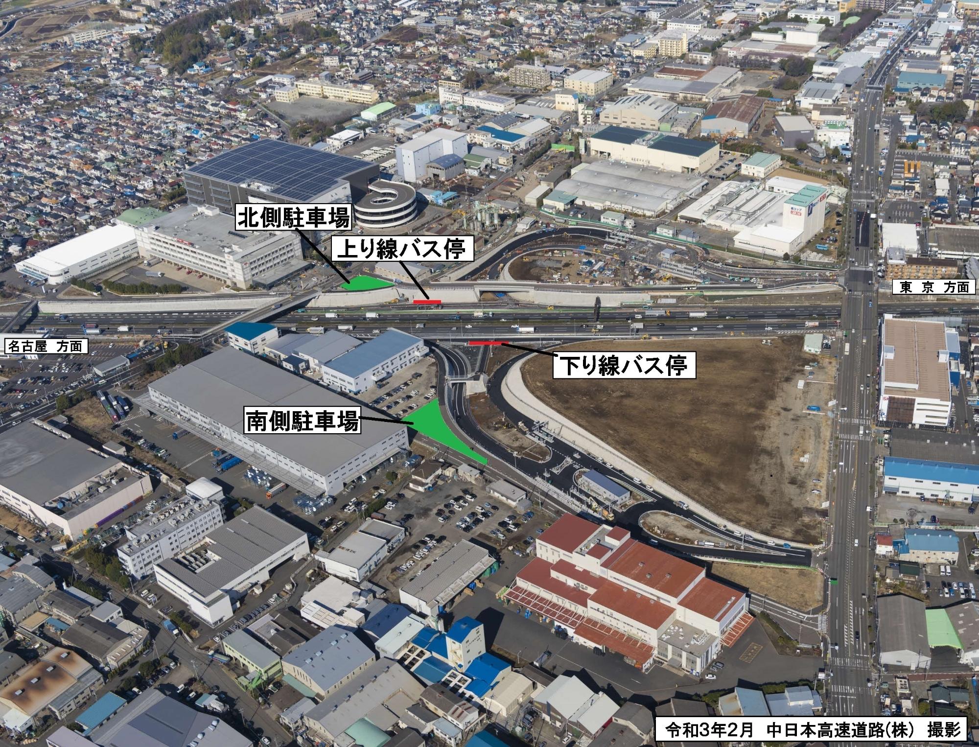 東名綾瀬バス停の上下線近くの有料時間貸駐車場・駐輪場を空撮した写真