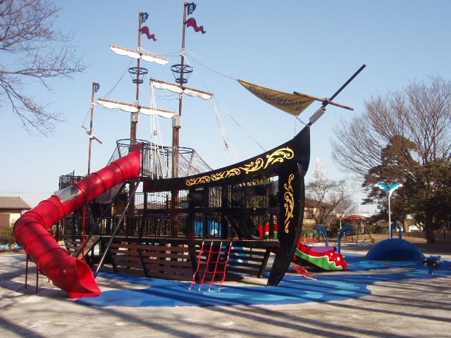 滑り台やロープなどの遊具がついている船の形をした大きな複合遊具の写真