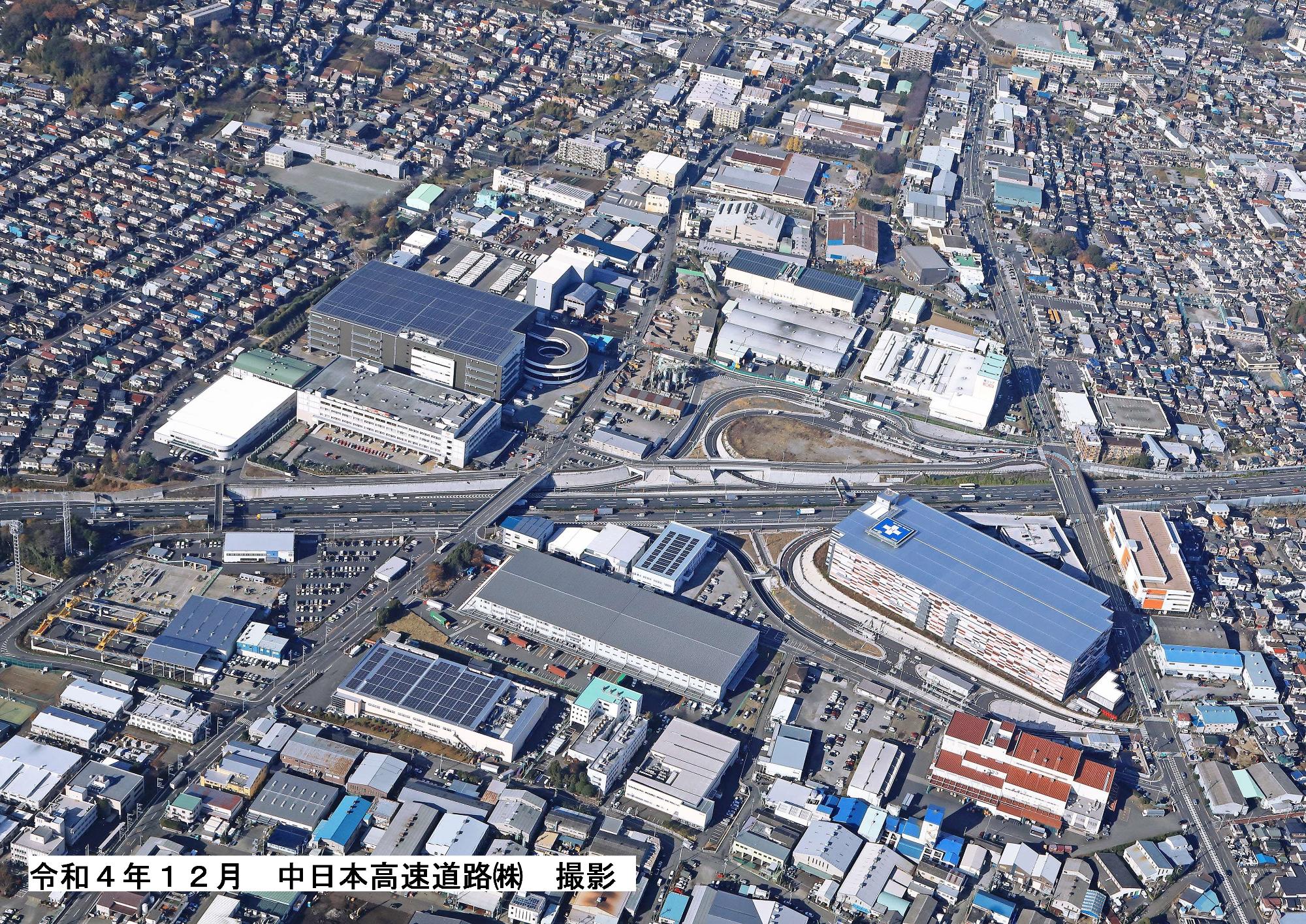 綾瀬スマートインターチェンジを南側から撮影した航空写真