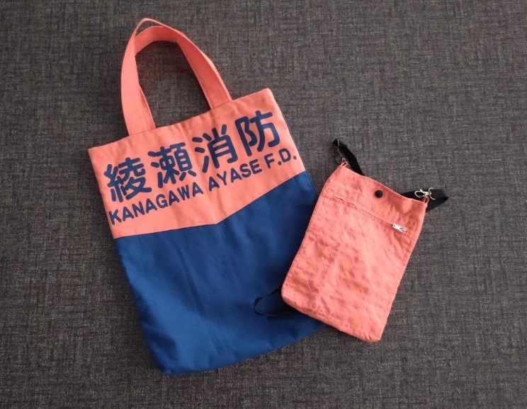 活動服のトートバッグと救助服のサコッシュ
