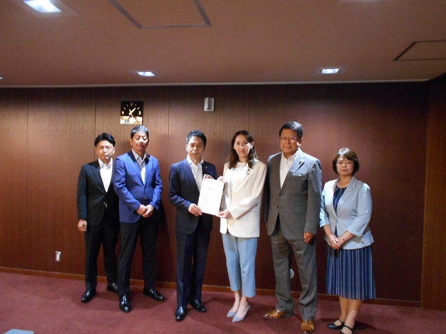 外務省での要請