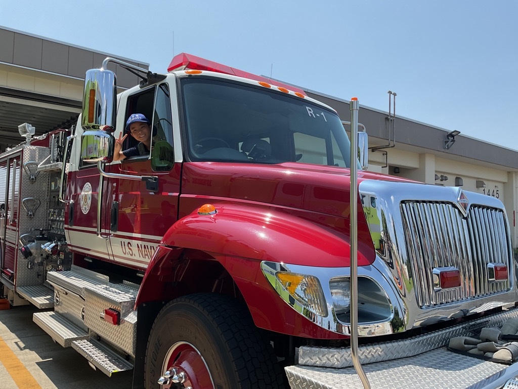 アメリカの消防車両に乗り込む少年消防クラブ員