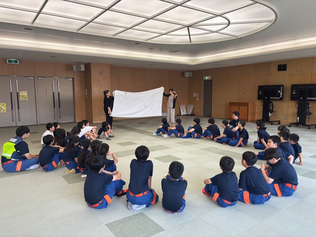 ケガをしたときや火が体についた時の対応方法を学ぶ子供達